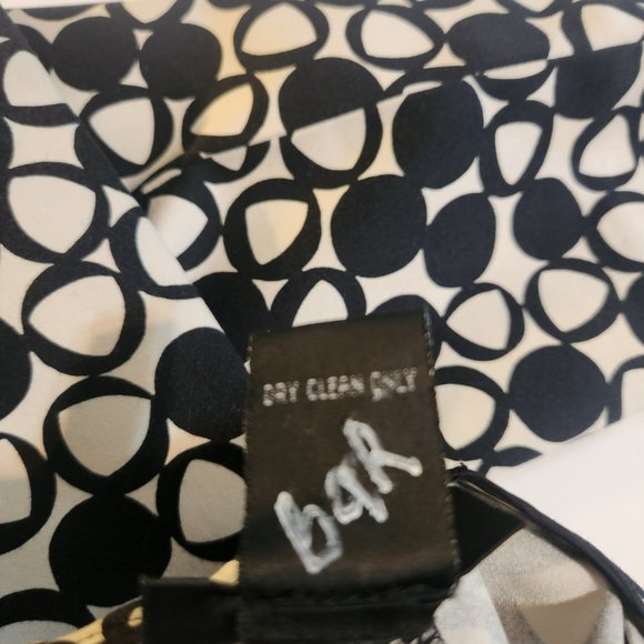 INC International Concepts - Cream/Black Geometric STRETCH Capri Pants - Size 6 - Picture 6 of 8